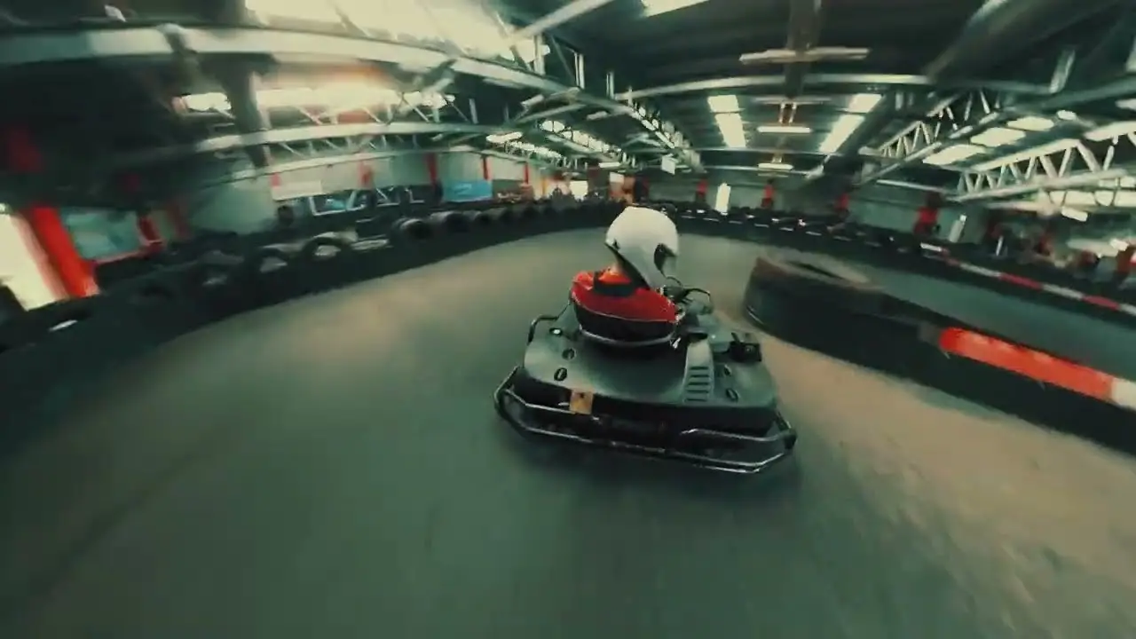 Cadru din „Videoclip publicitar pistă Karting”