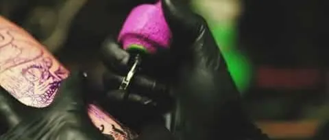 Cadru din filmul „Videoclip lansare studio tatuaje”, al 1 din 3.