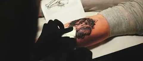 Cadru din filmul „Videoclip lansare studio tatuaje”, al 2 din 3.