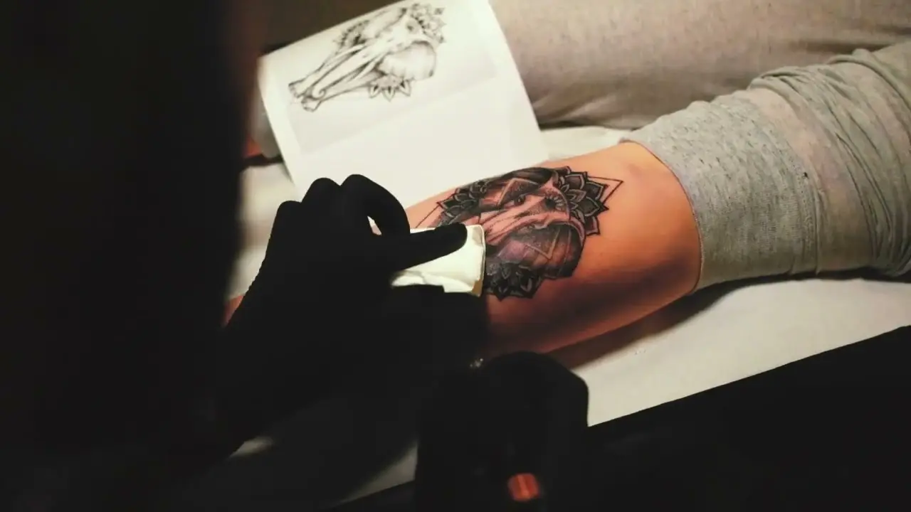 Cadru din „Videoclip lansare studio tatuaje”